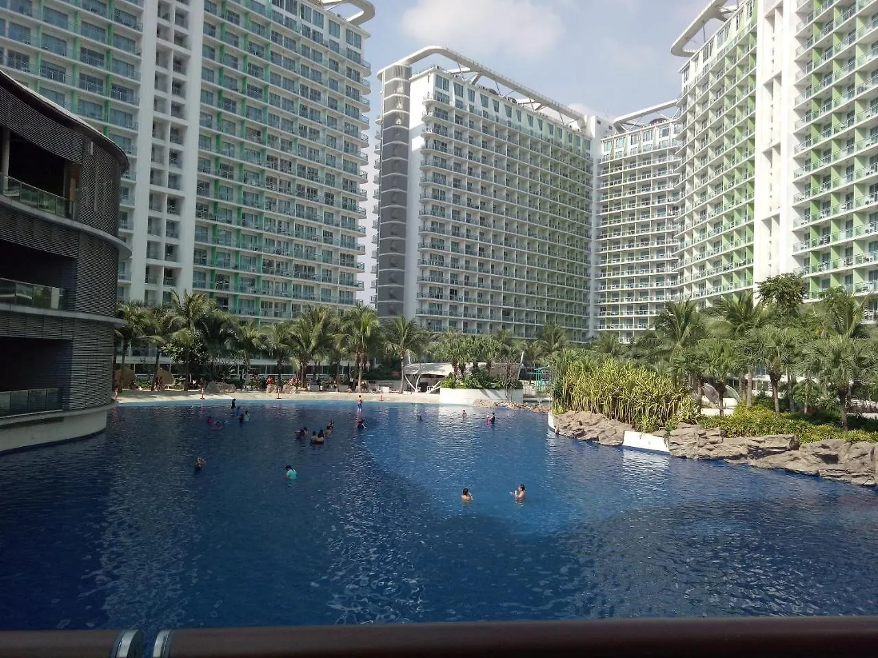 Azure Urban Resort residencias Manila